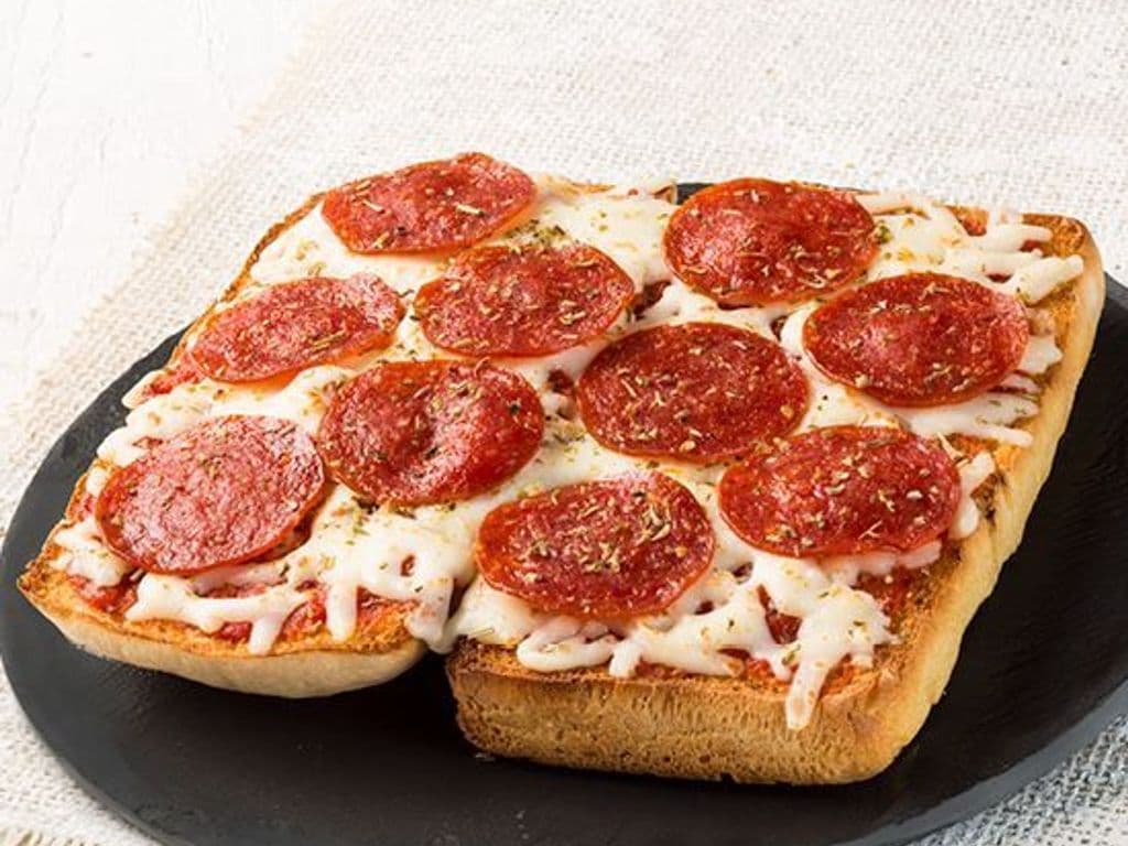 Pepperoni Pizza Bread (670 Cal)