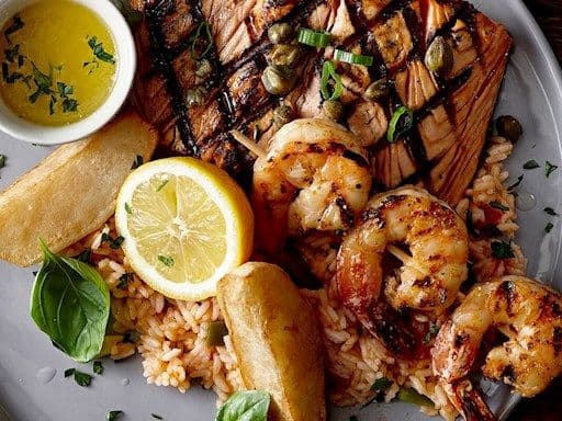 Grilled Salmon & Shrimp / Filet de saumon et crevettes grillées