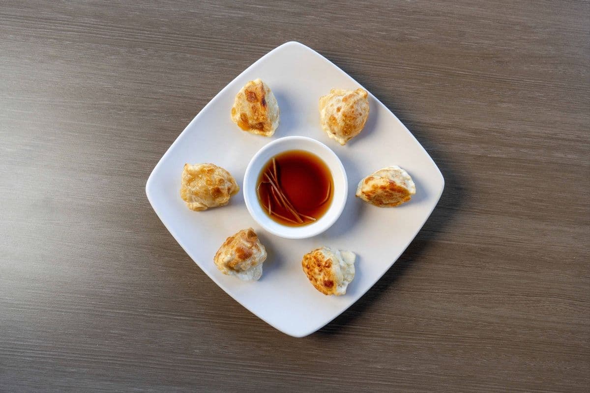 Pan-Fried Pork Dumplings (6 pcs) 猪肉锅贴