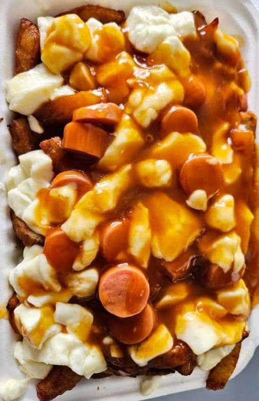 Grande Poutine Hot Dog / Large Hot Dog Poutine