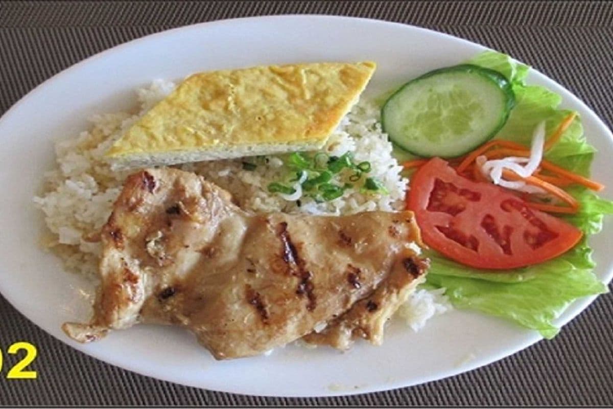 92. Steam rice with grilled chicken and steamed egg quiche.