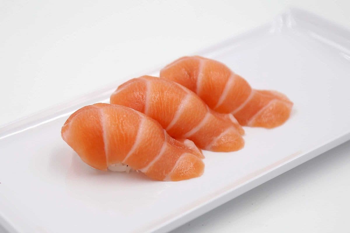 Salmon Sushi (3pcs)