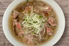 326. Rare Beef, Well-Done Lightly Fat Beef, and Beef Tendon Rice Noodle Soup