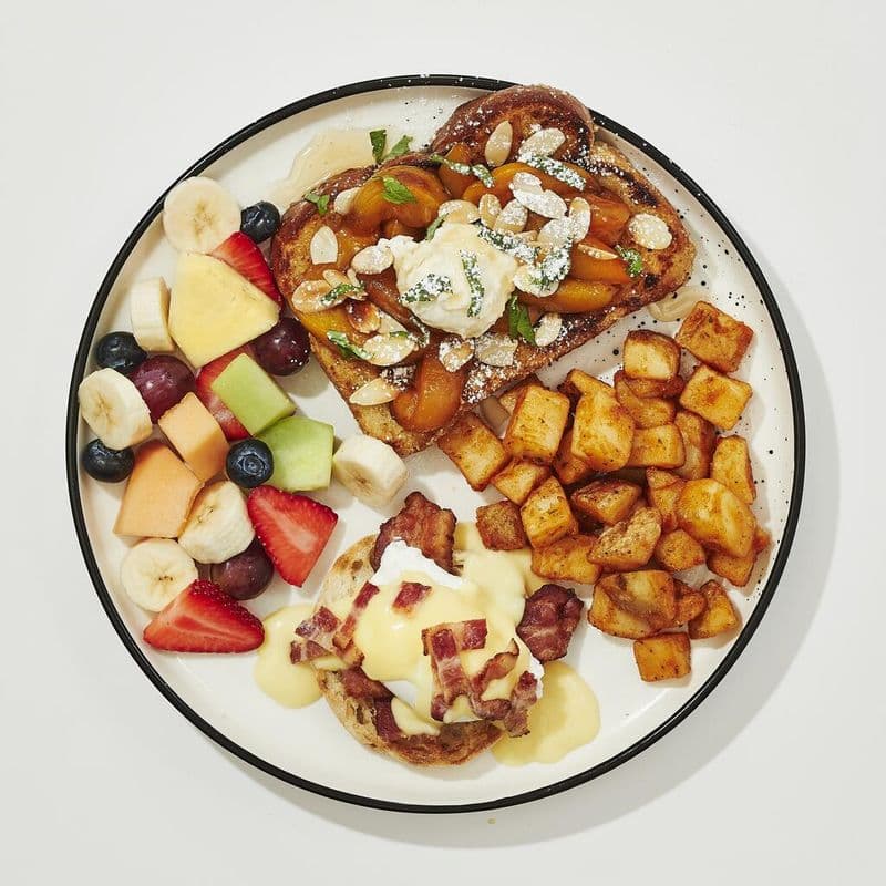 Béné Bacon Et Pain Doré Croustillant Aux Pêches / Bacon Benedict & Crispy French Toast With Peaches