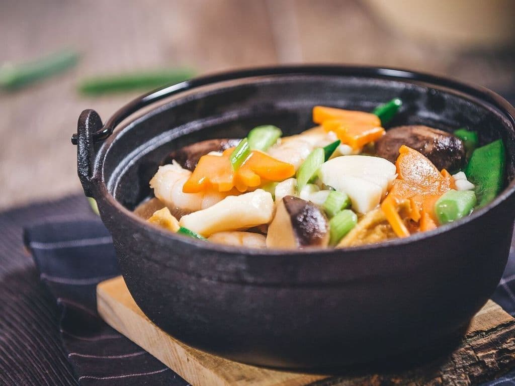 Stir Fried Beef with Mushroom & Scallion en Casserole/D31