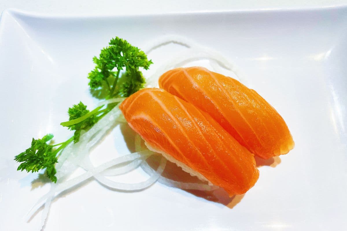 Salmon (Sake) Sushi (2 pcs)