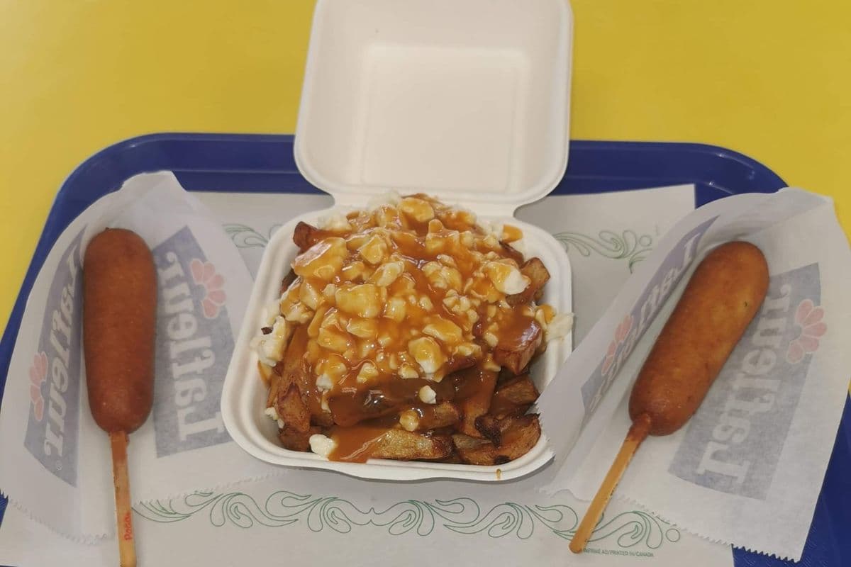 14. Trio avec deux pogos, poutine et boisson / Trio with Two Pogos, Poutine, and Beverage