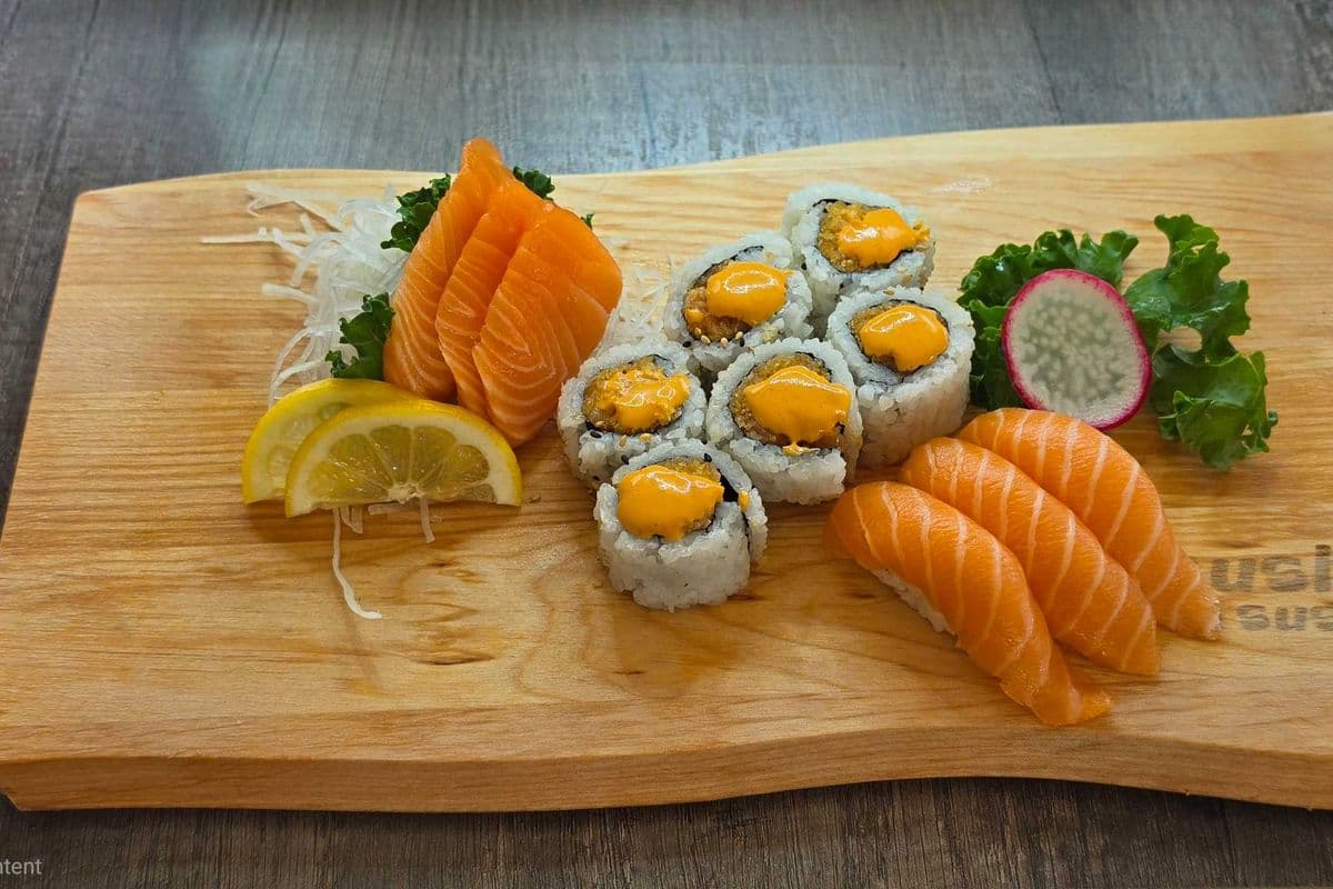 DS3. Salmon special combo(3 sushi, 3 salmon, 6pcs spicy salmon roll)