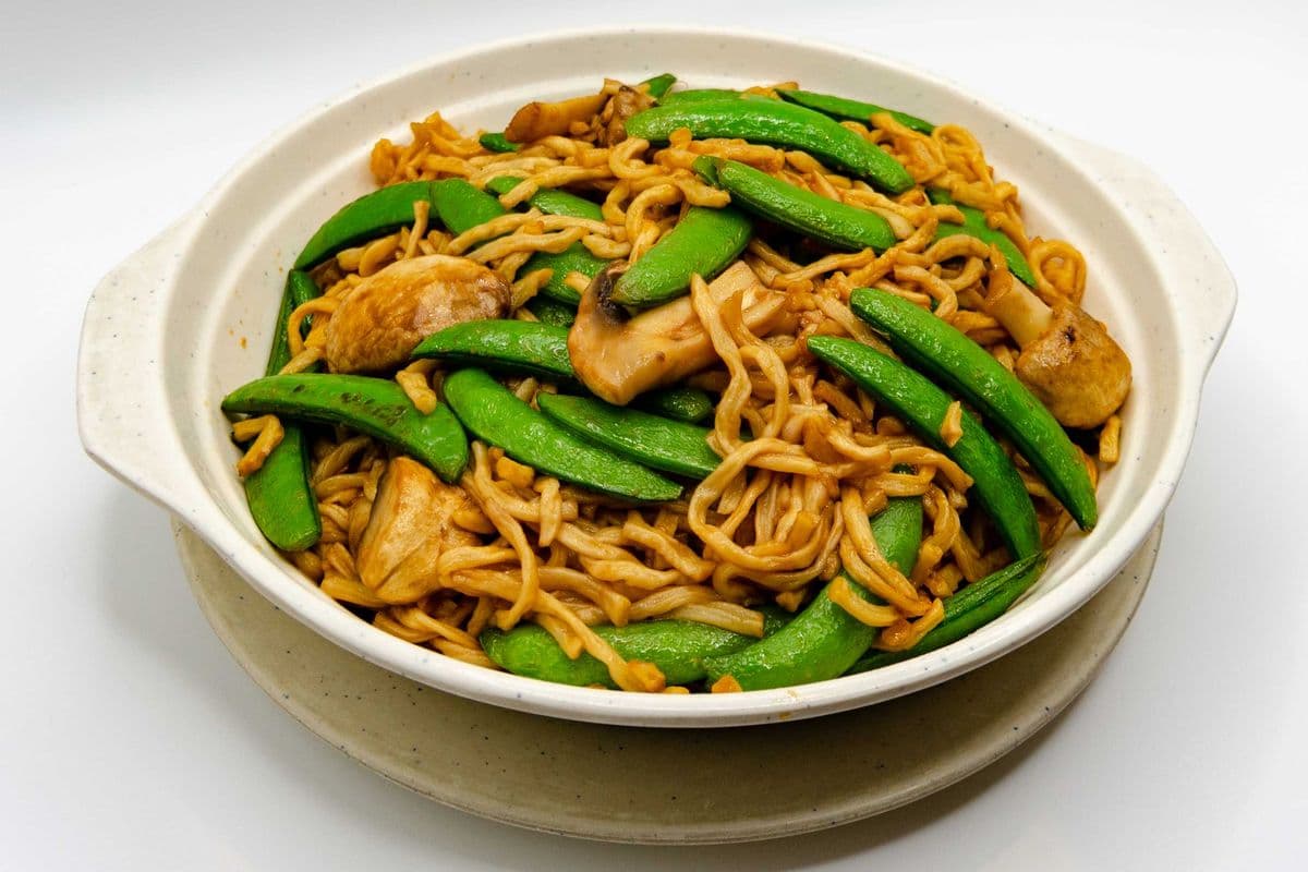 Braised E-fu Noodle with Sugar Snap Pea & Mushroom 甜豆蘑菇炒伊麵