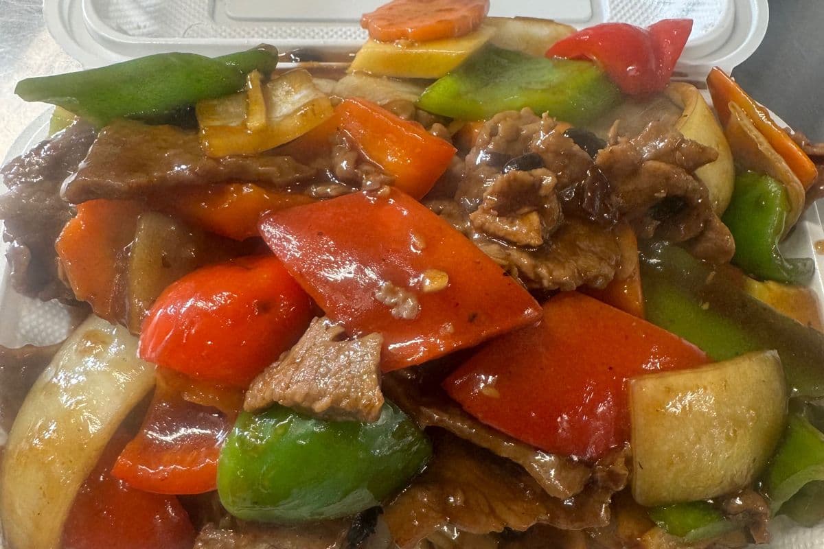 106. Beef Rice Noodles with Green Pepper and Black Bean Sauce