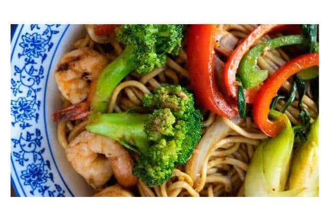 10. Stir-Fried Noodles with Seafood and Vegetables