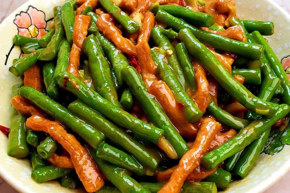 Sauteed Shredded Pork with String Beans (家常肉丝焖扁豆)