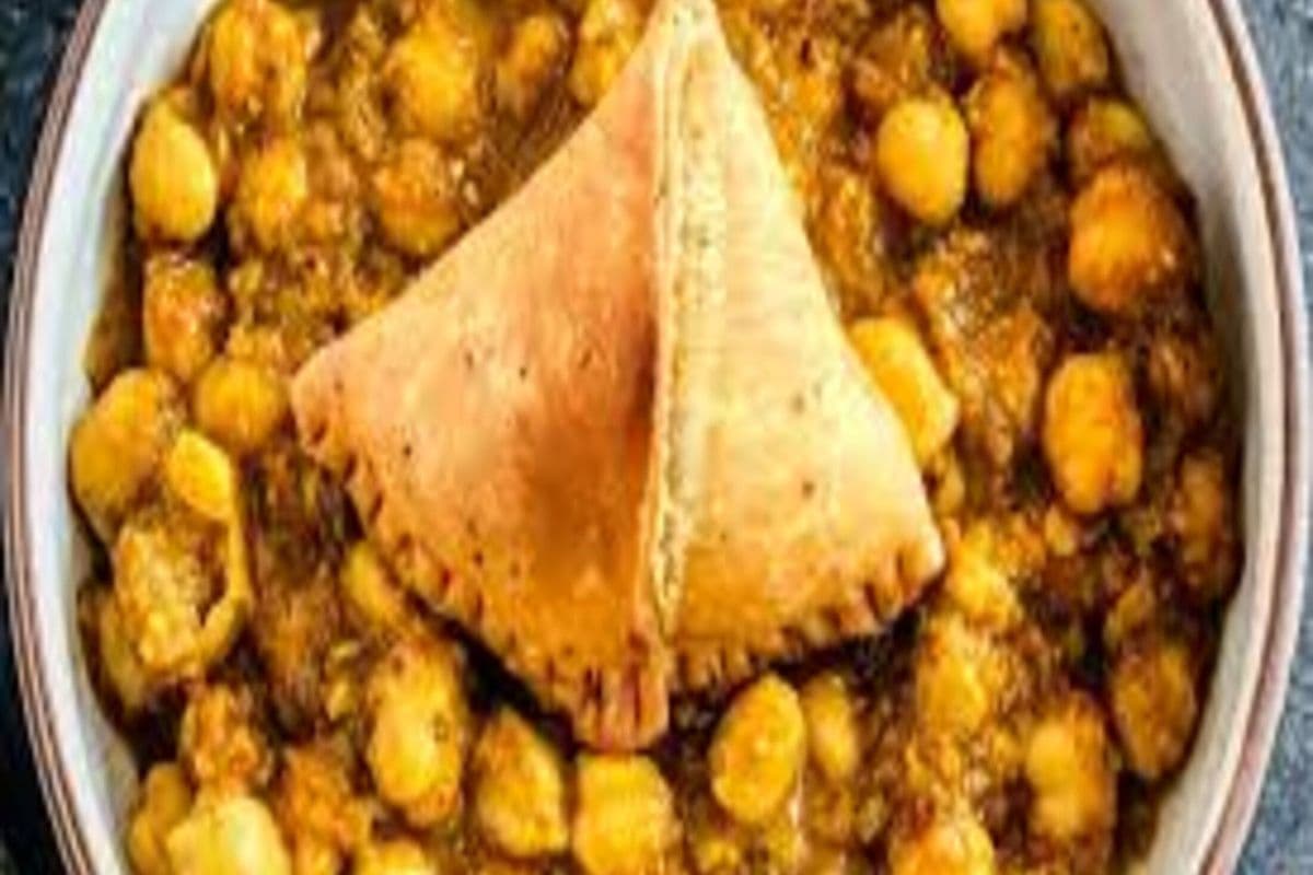 Samosa Chat ( 2 Samosa with Chickpea Curry)