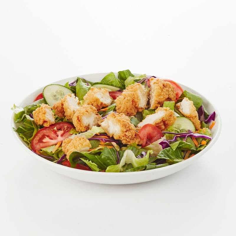 Repas salade maison avec filet de poulet croustillant / House salad with crispy chicken