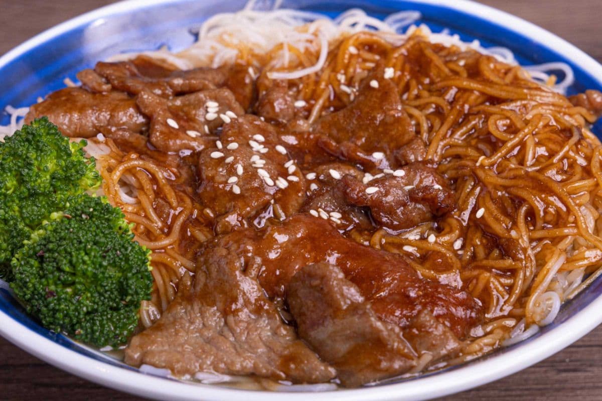 B02. Satay Beef Rice Noodle Soup (沙爹牛肉湯米)