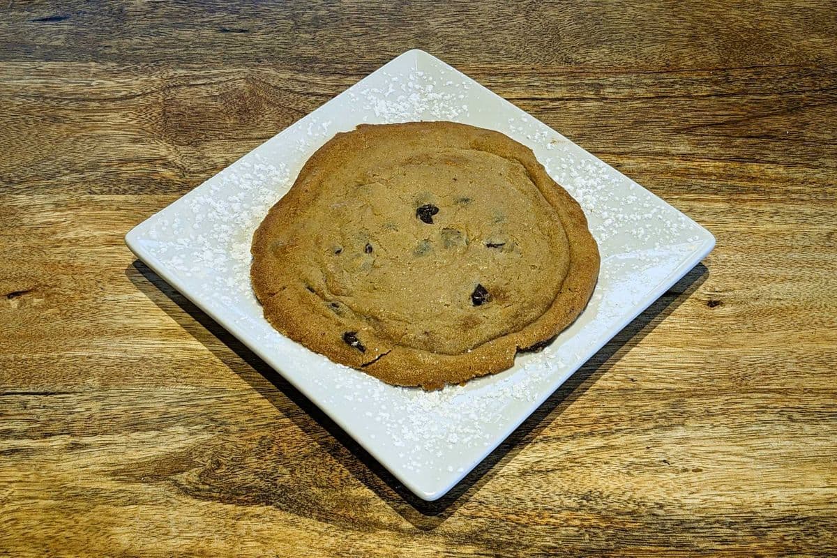 Gros biscuit aux brisures de chocolats / Giant Chocolate Chip Cookie