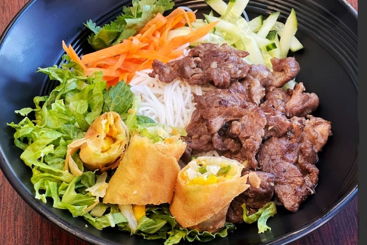 Vietnamese noodle bowl (choice of grilled beef, grilled pork or vegetarian)