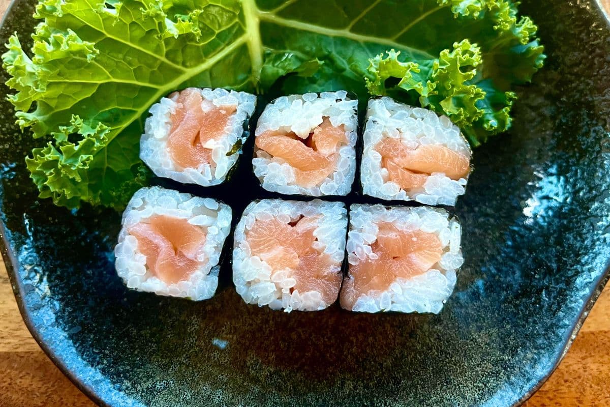 104A. Salmon Roll (6 pcs)