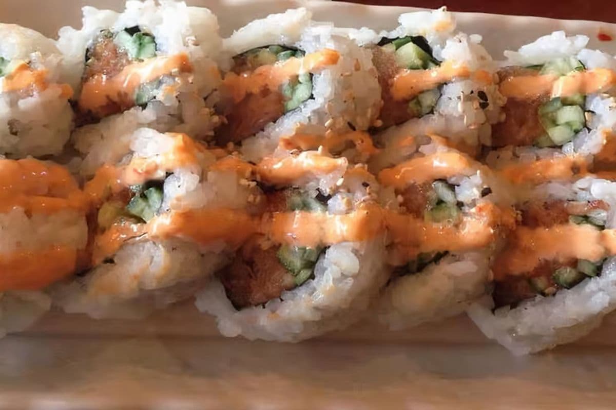 107. Spicy Tuna Roll (8 pcs)