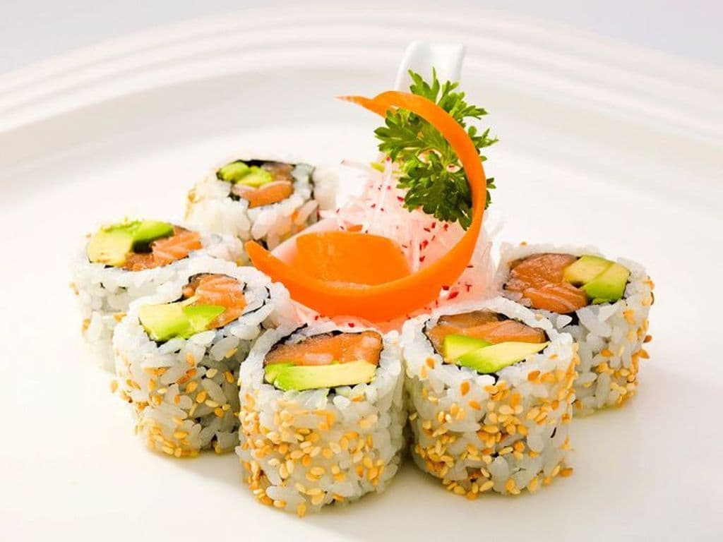 Salmon Avocado Roll (6 pcs)
