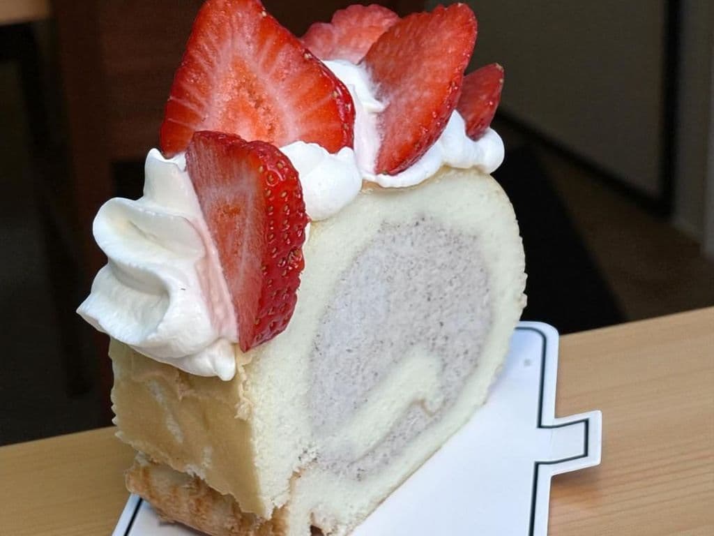 Roll cake - Strawberry Earl Grey