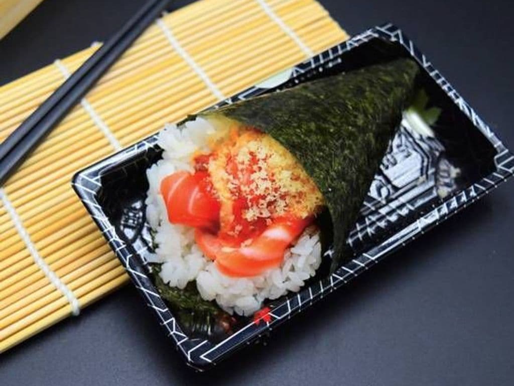 C6. Spicy Salmon Handroll