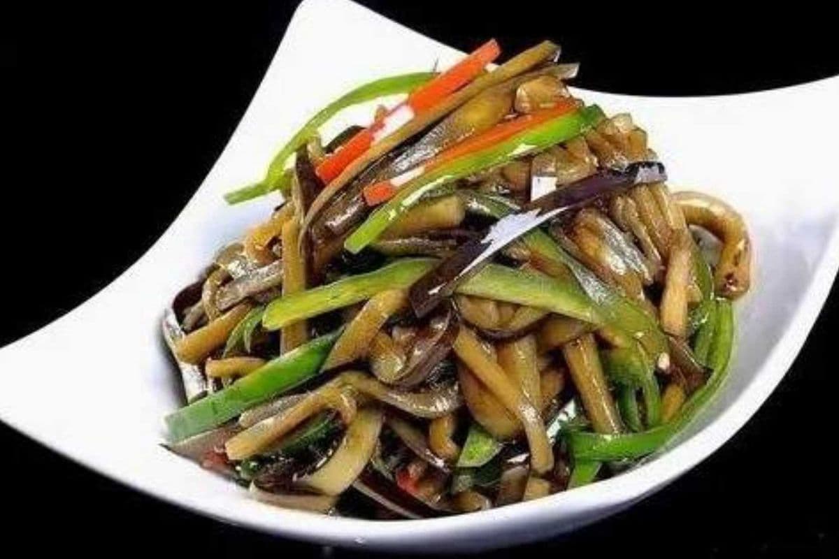 青椒茄子丝盖饭（含五花肉）stir fried sliced eggplant with pork rice bowl
