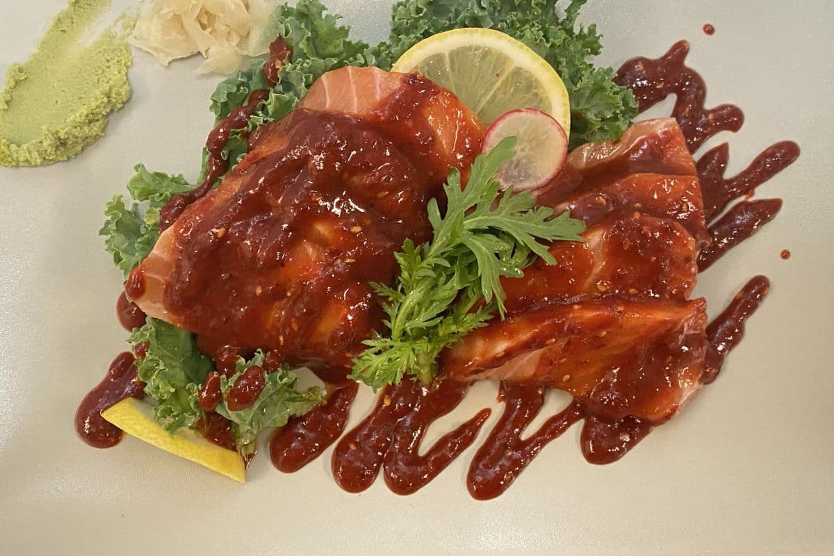 Spicy Salmon Sashimi (8 pcs)