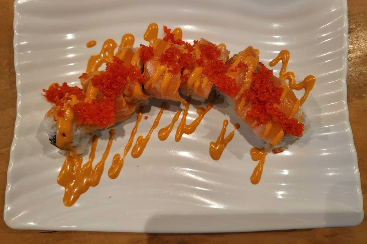 Salmon and Spicy Scallop Roll (7 pcs)
