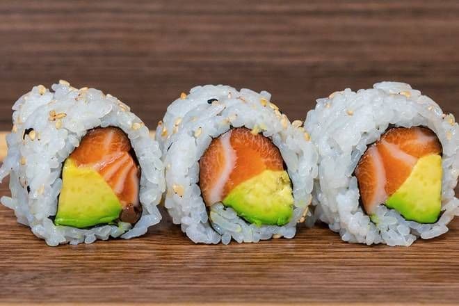 Salmon and Avocado Roll (6 pcs)