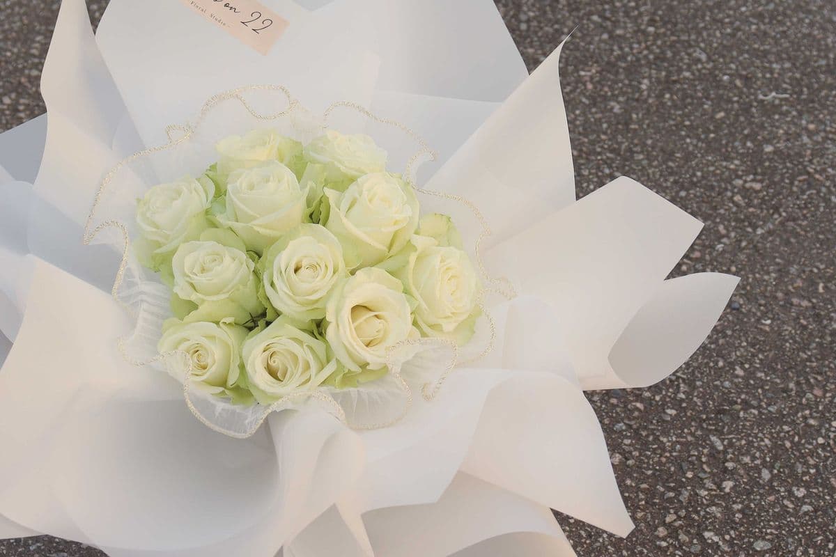 R21. The Pure Love (12 White Roses)