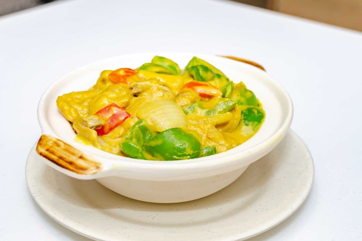 054 Braised Chicken in a Curry Sauce 咖喱滑雞球煲
