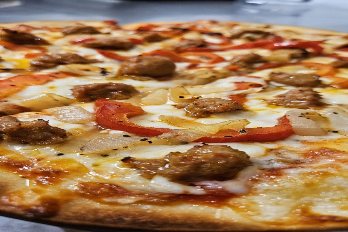 Pizza Poulet/sausage et Peperonata
