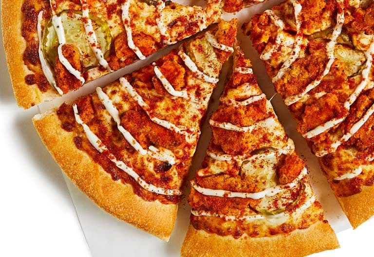 Grande 14" Pizza au Poulet Nashville épicé.