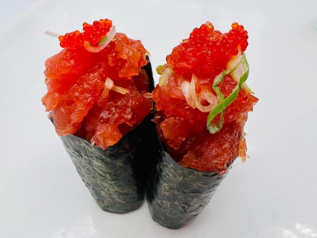 12N Thon Epice / Spicy Tuna  Nigiris (2mcx/2pcs Avec Riz / With Rice)