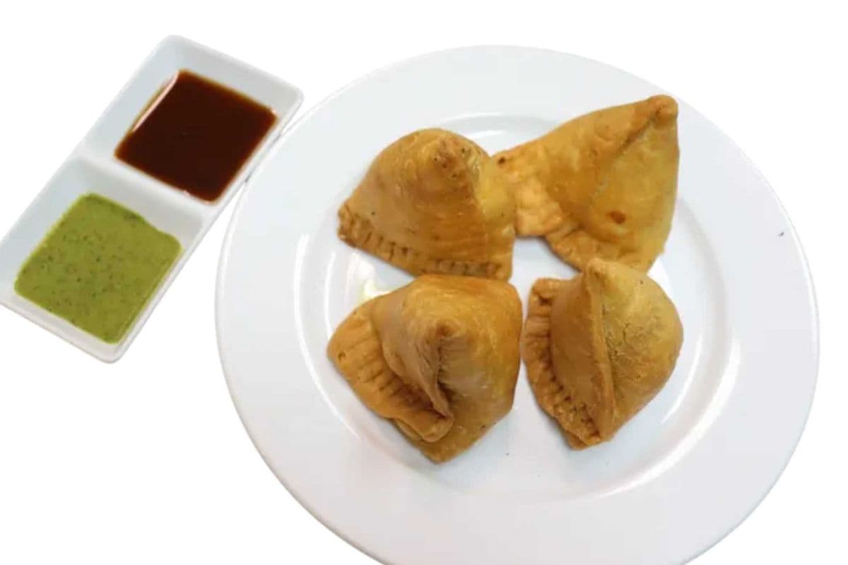 Handfolded Samosa (4 pieces )