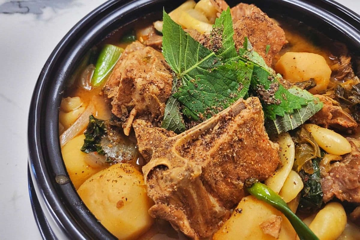 M11. Gamjatang (Pork back Bone Soup, 감자탕)