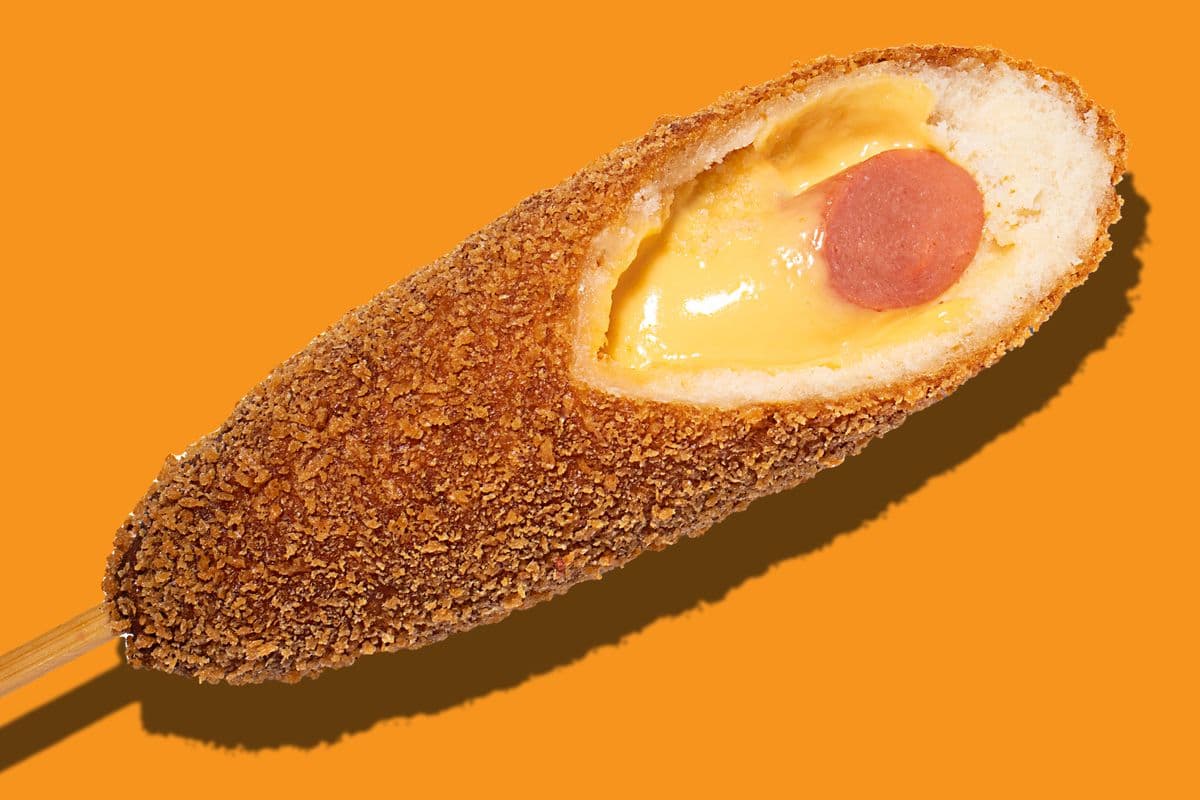 5. Hot dog au fromage cheddar / Cheddar Cheese Hot Dog