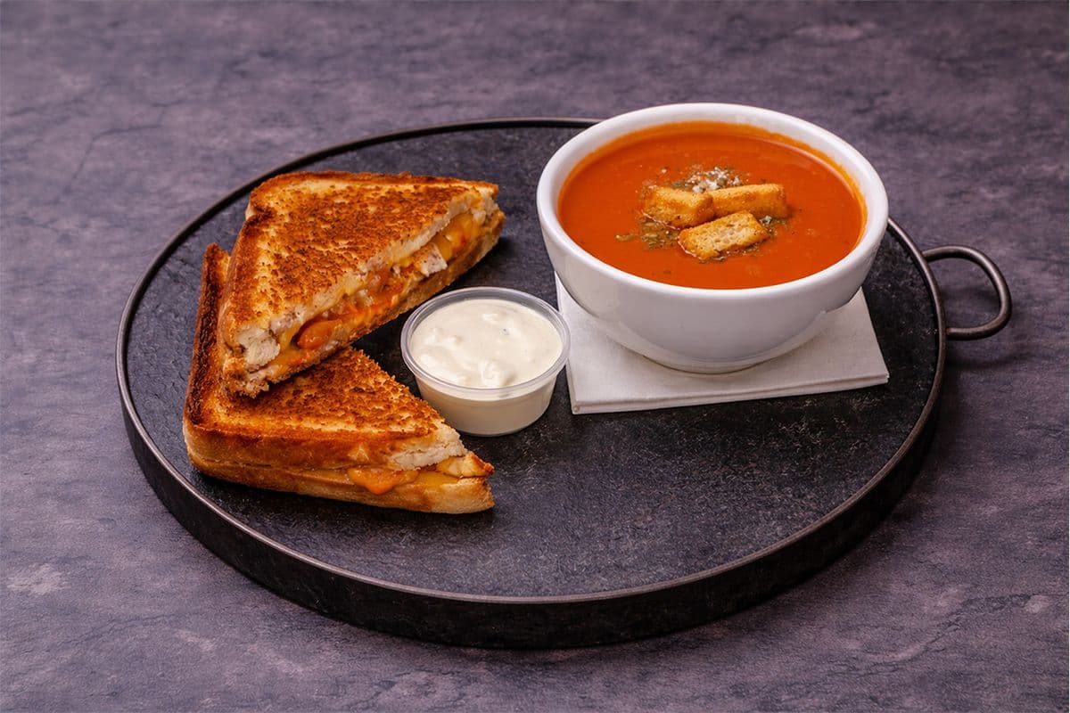 SANDWICH GRILLÉ AU FROMAGE BLEU ET POULET BUFFALO / BONELESS BUFFALO BLUES GRILLED CHEESE