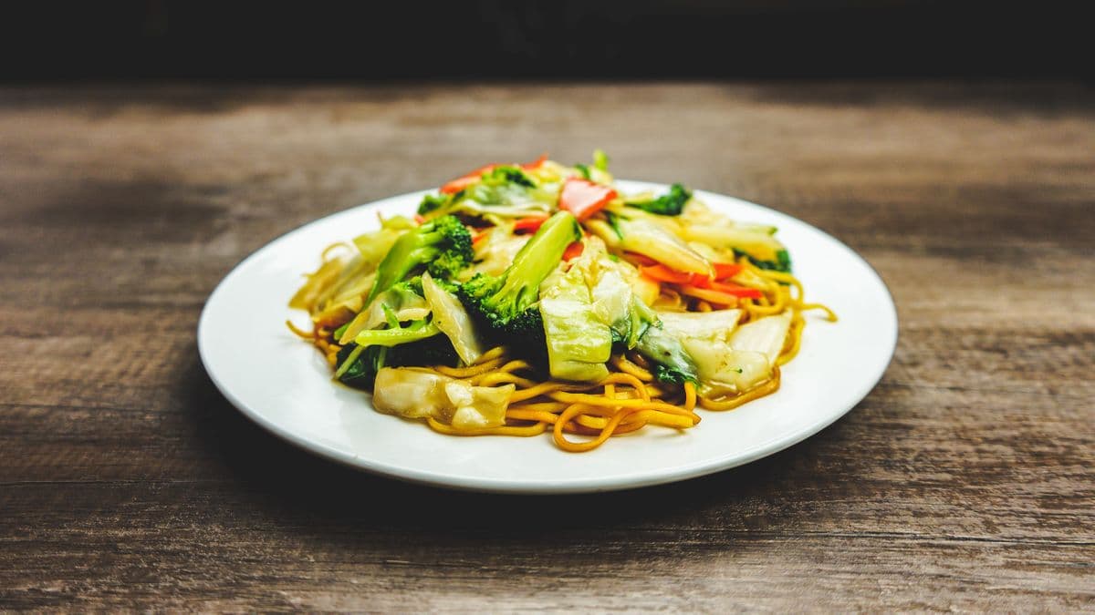 1. Chicken Hakka Noodles Dinner