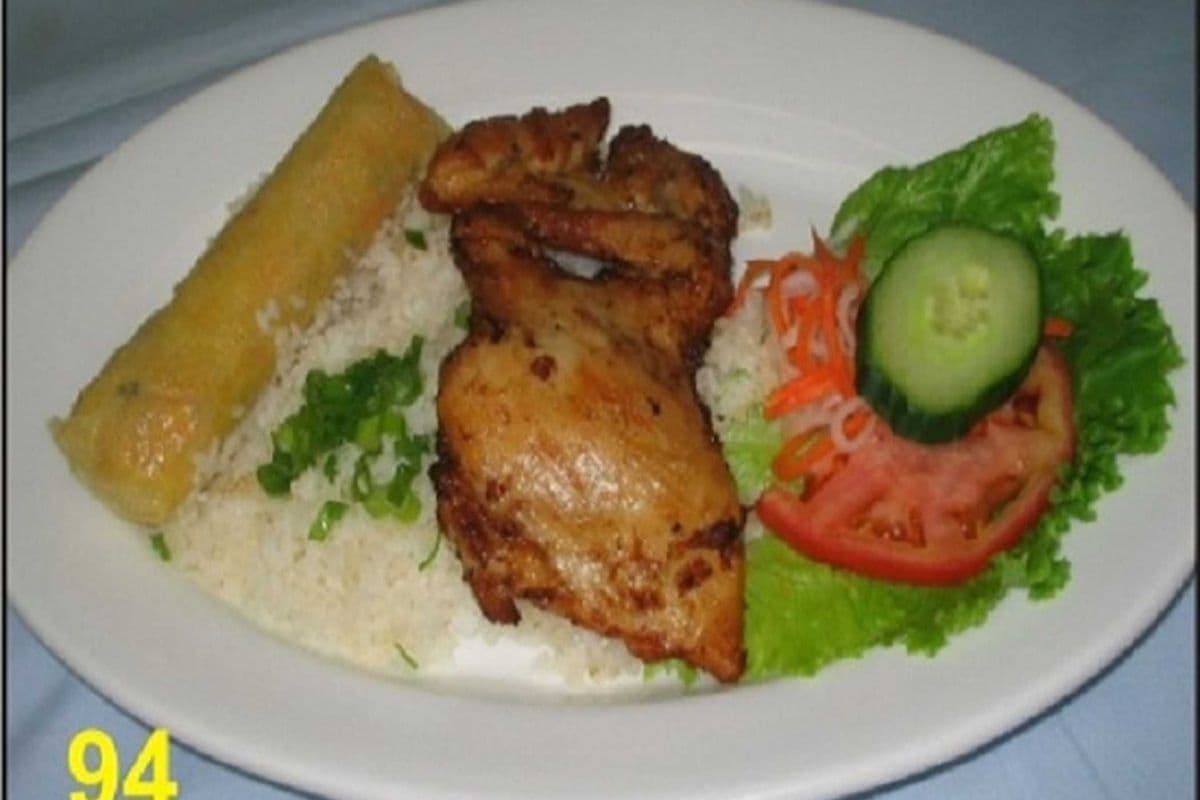 94. Steam rice with grilled chicken and spring roll.