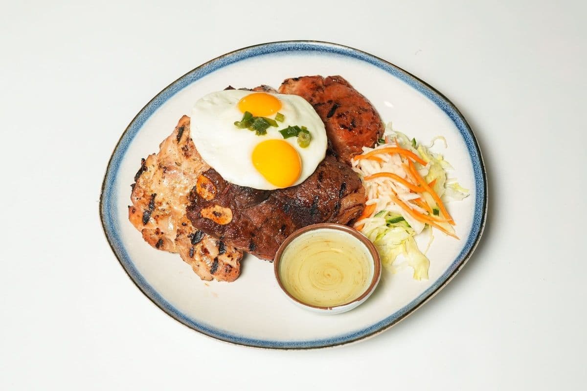 607. Grilled Pork Chop, Chicken, Beef Short Rib, & Fried Egg w/ Rice (Com 1 Suon, 1 Ga, 1 Bo Han Quoc, 1 Opla)