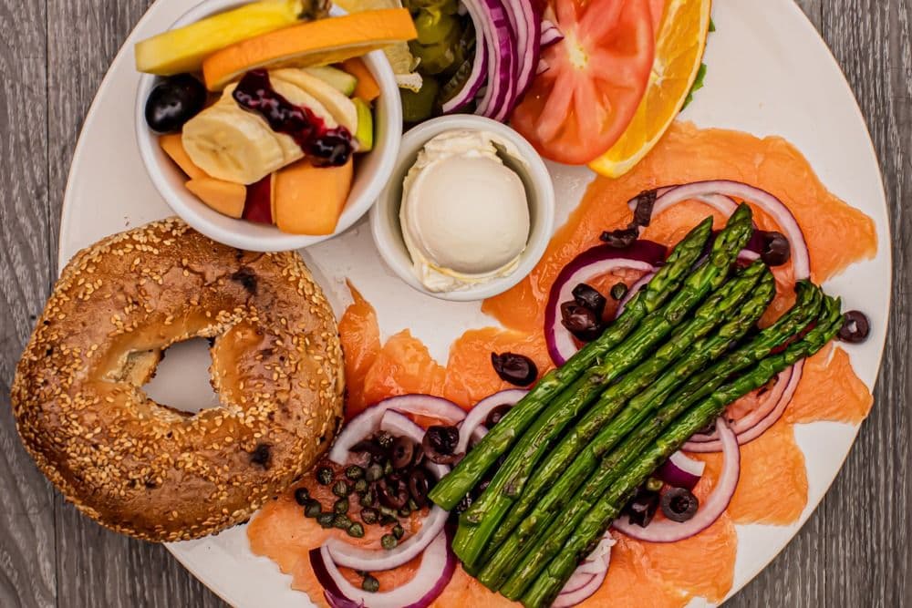 Assiette de saumon fumé et fruits frais