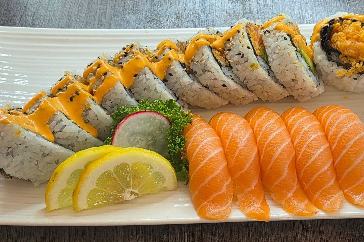 DS2. Spicy Salmon &Avocado Roll 10 pcs and Salmon Sushi (5pcs)