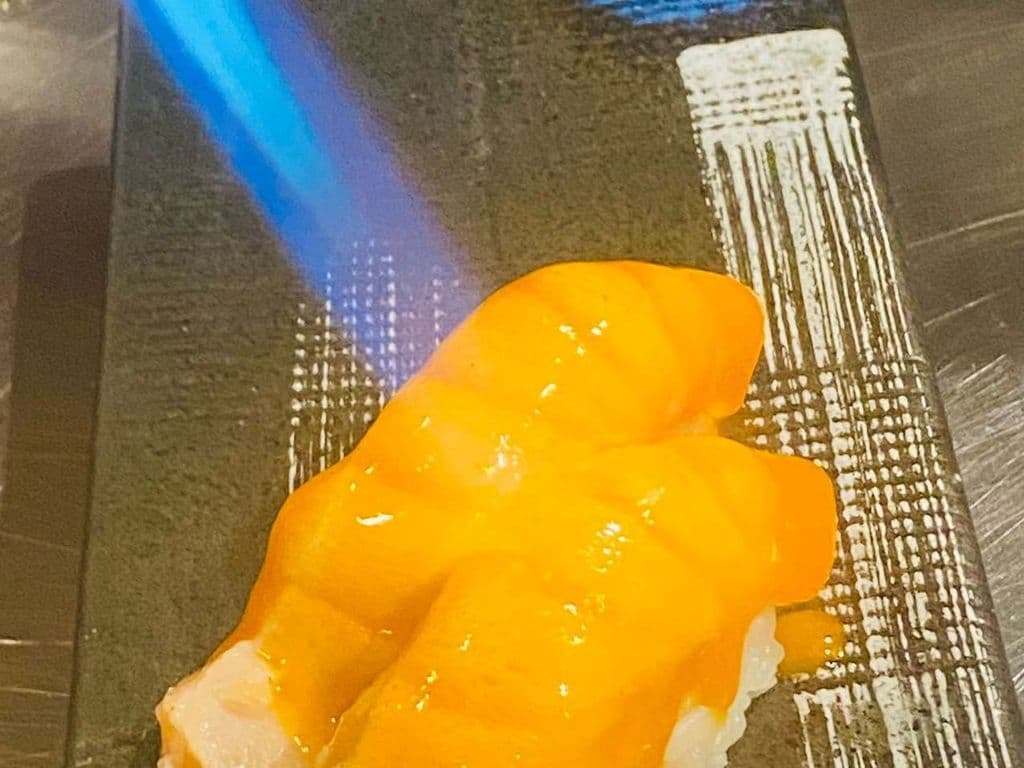 Torch Salmon Sushi (2pcs)