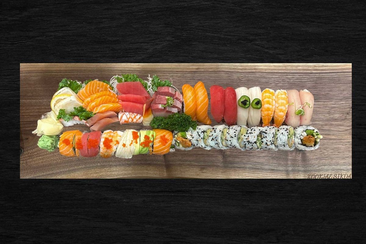 PT05. Sashimi, Sushi and Roll Tray A (42 pcs)