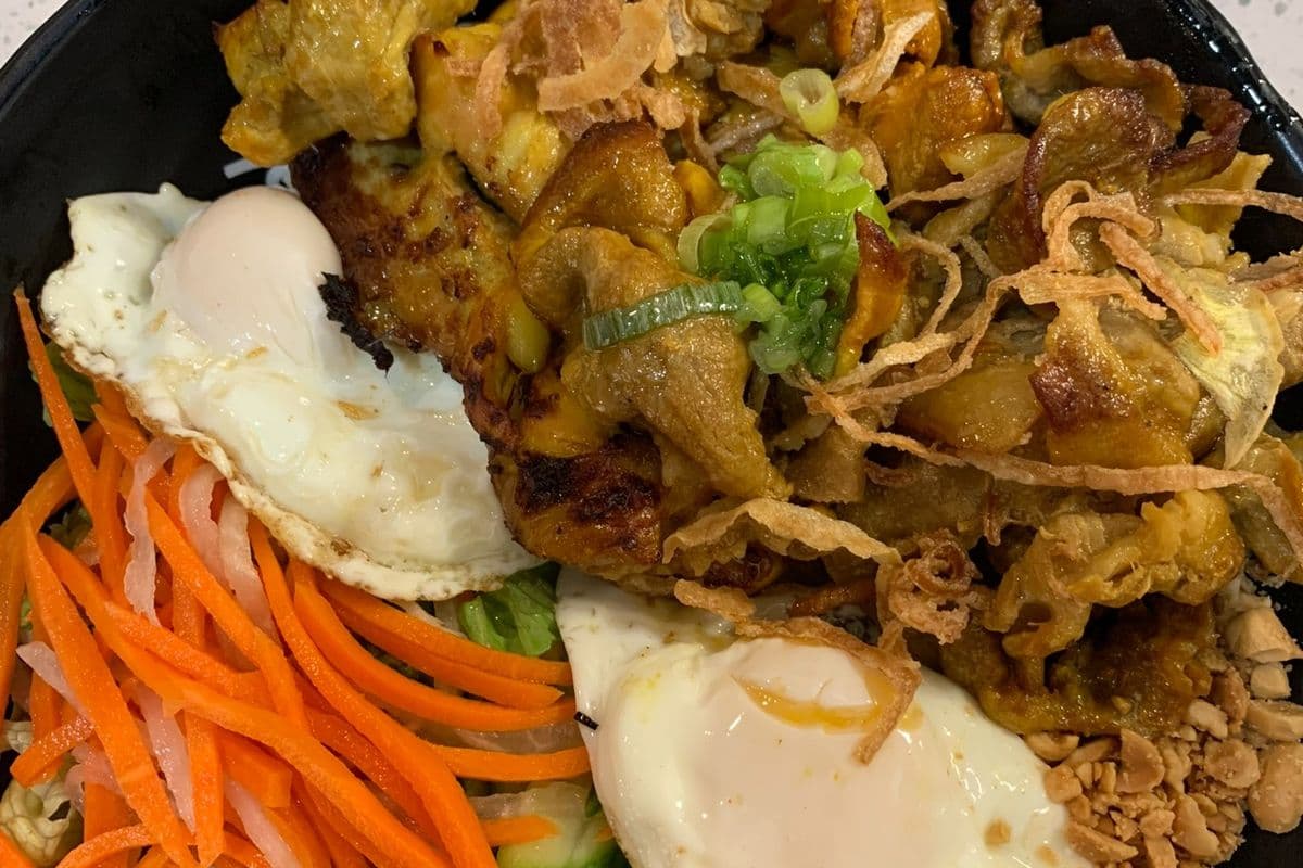 V7.Grilled Pork Sliced and Eggs Vermicelli-炸燒豬粉絲配炒飯 /Bún Thịt Nướng Trứng Ốp La