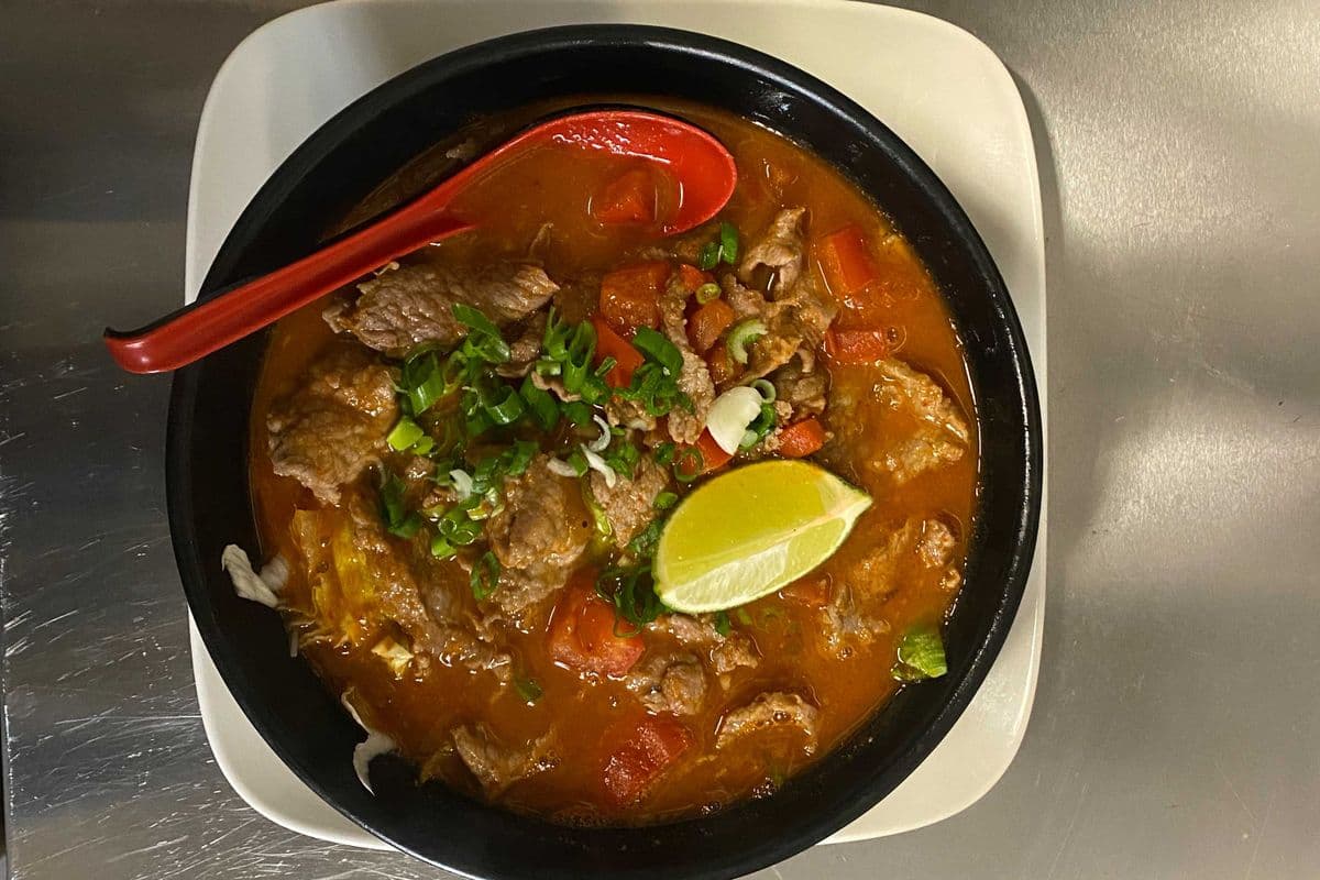 S6. Spicy Beef with Tomato Rice Noodle Soup (Meal Size)