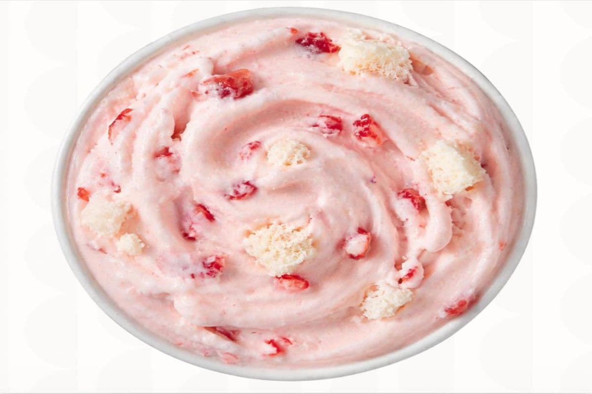 Nouveau BlizzardMD au gâteau anges et fraise®