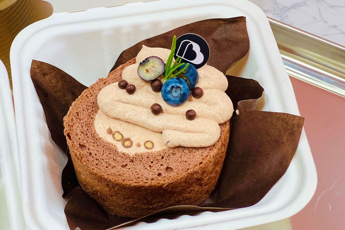 Magnum Chocolate Popping Beads Swiss Roll